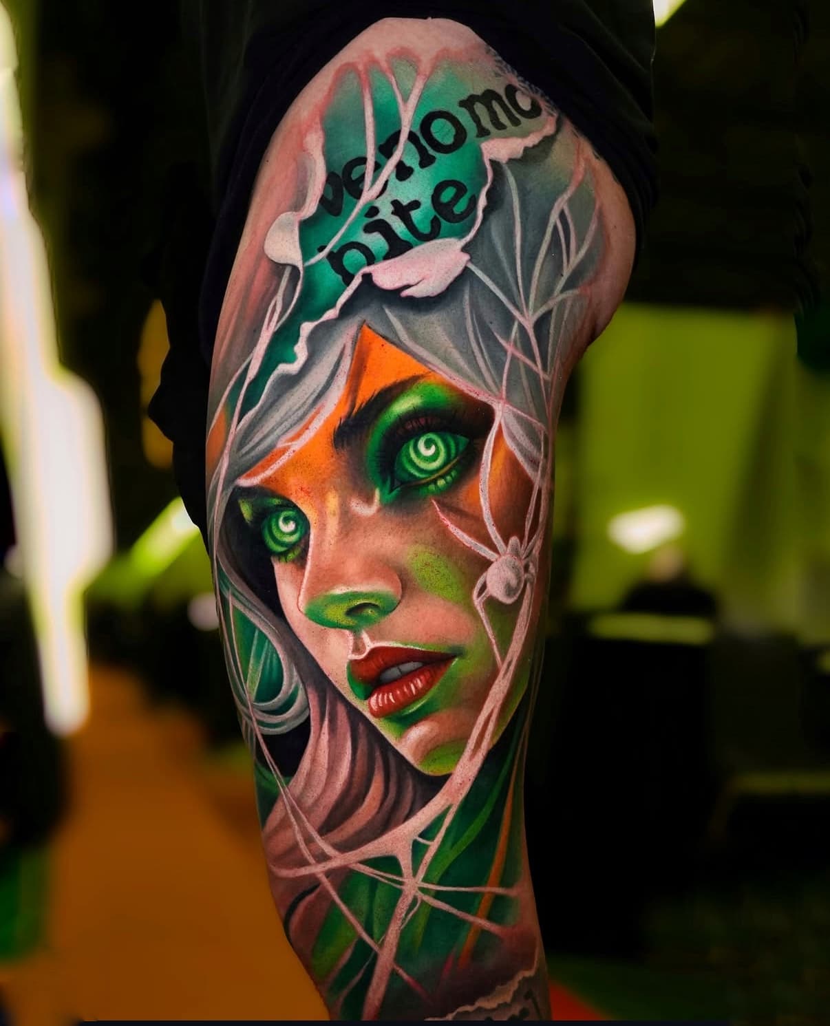 Realistisch portret van vrouw met groene ogen, spinnenweb en 'Venom Bite' tekst.