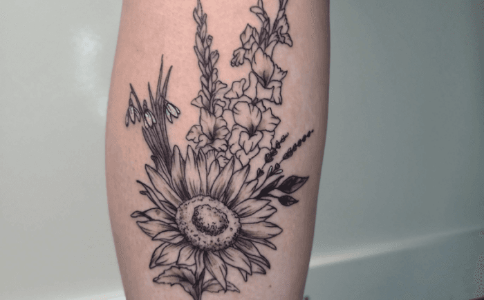 Zwart-wit tattoo van een bloemenboeket met zonnebloem, gladiolen en sneeuwklokjes.