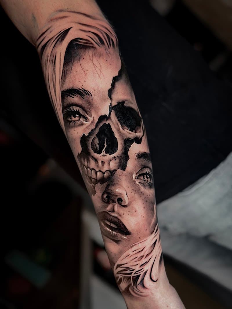 Realistisch portret van een vrouw met een schedel die door haar gezicht breekt.