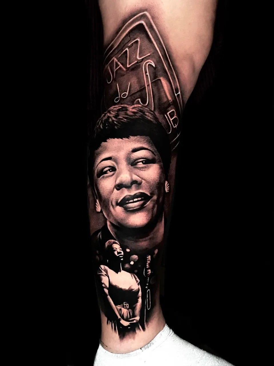 Realistisch portret van Ella Fitzgerald met jazz club neon sign.