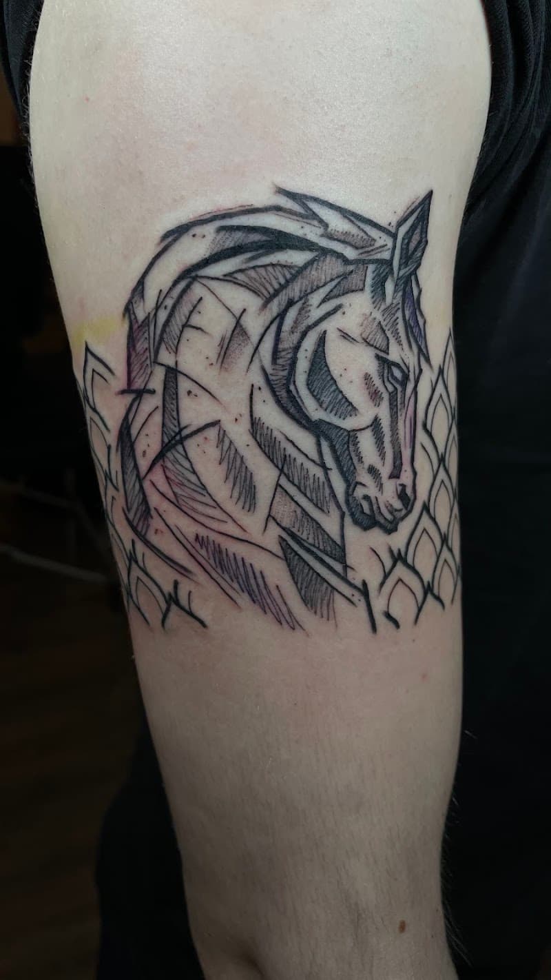 Schetsstijl paardenhoofd tattoo op bovenarm