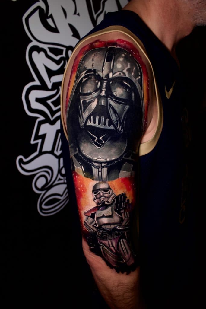 Realistische Star Wars tattoo met Darth Vader en Stormtrooper op bovenarm.