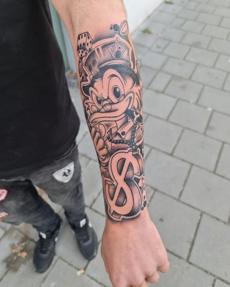 Dagobert Duck met dollarteken en dobbelstenen op onderarm.