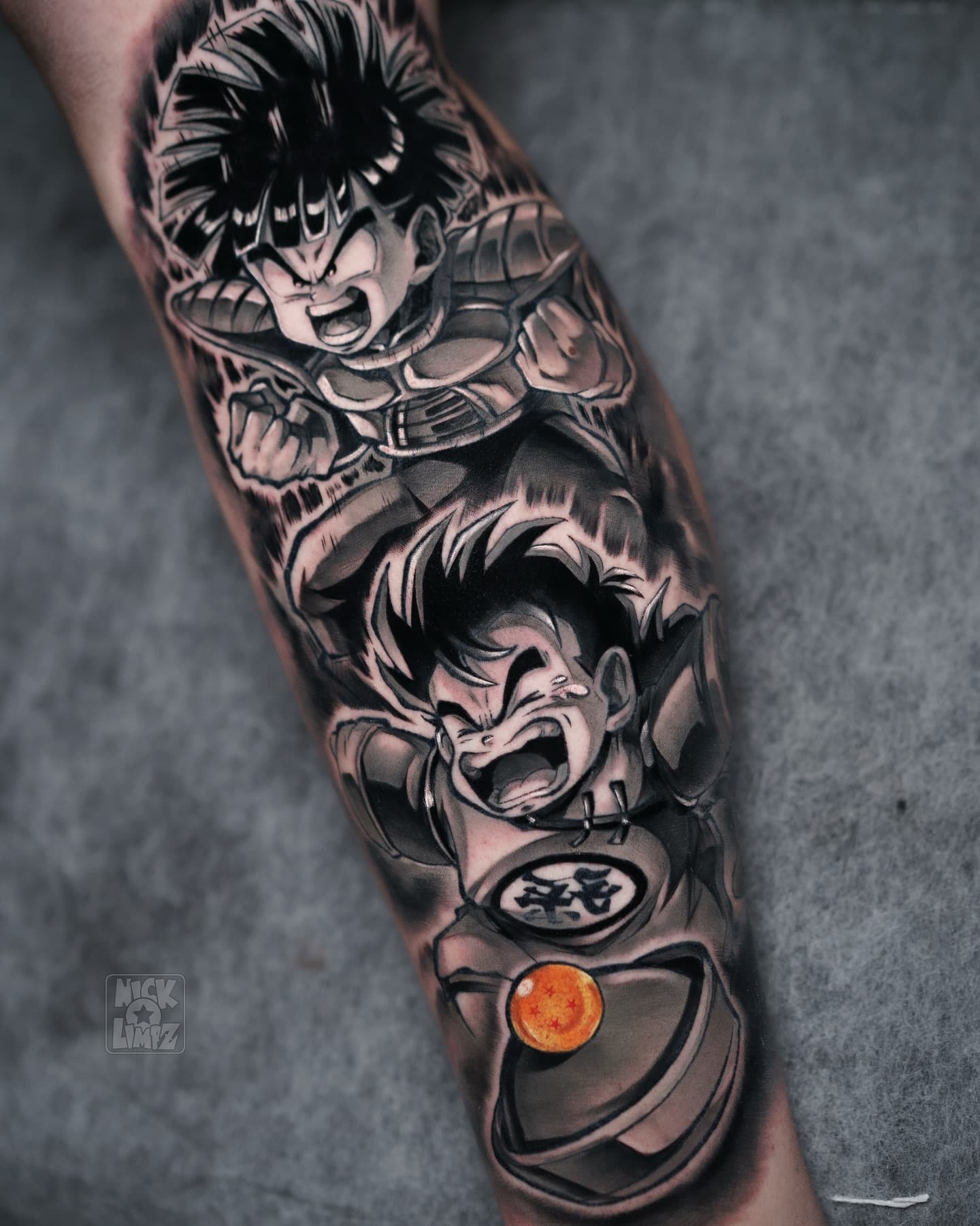 Gohan en Goku Dragon Ball Z tattoo in zwart-wit op onderbeen.