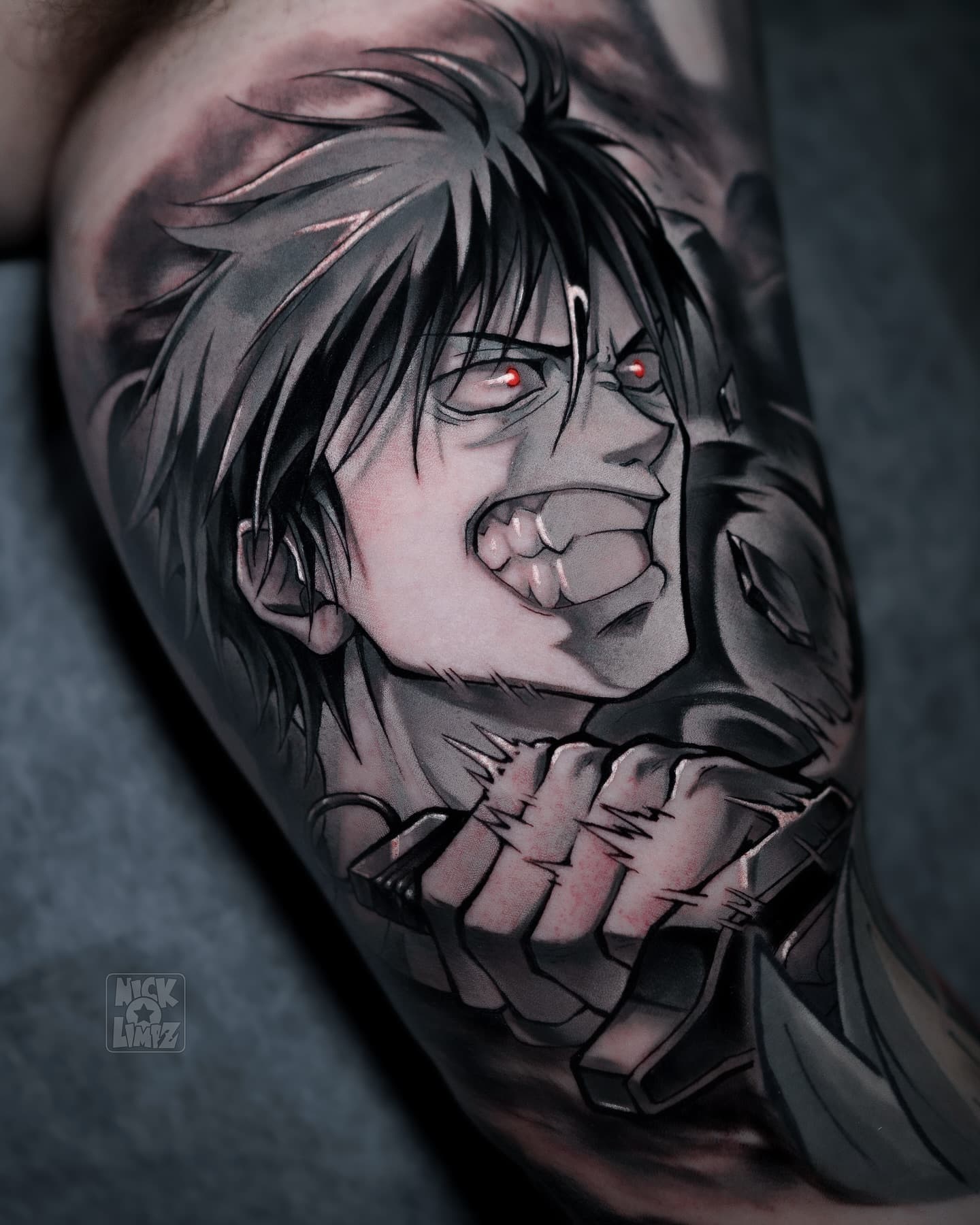 Intense anime karakter tattoo met rode ogen en zwaard.