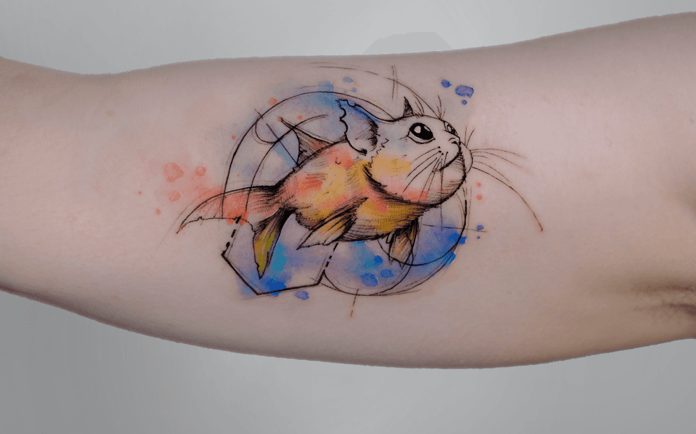 Aquarel tattoo van een goudvis met kattenoren en snorharen.