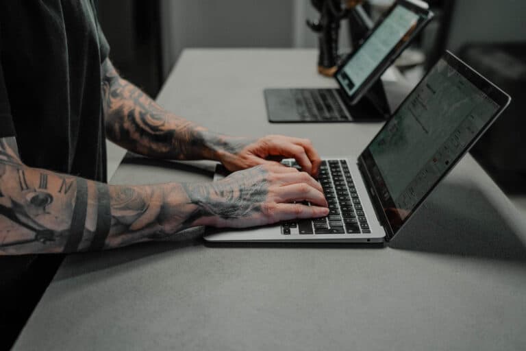 Zwart-wit sleeve met realistische klok, rozen en portret op arm en hand.