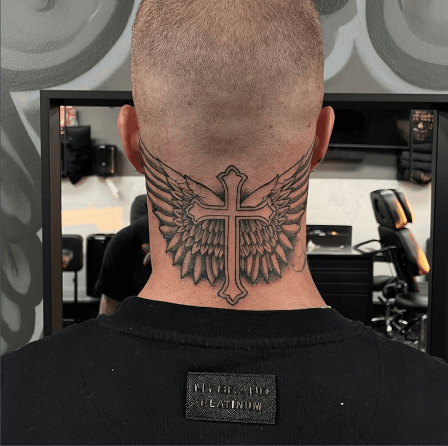 Zwart-wit kruis met vleugels op de achterkant van de nek.