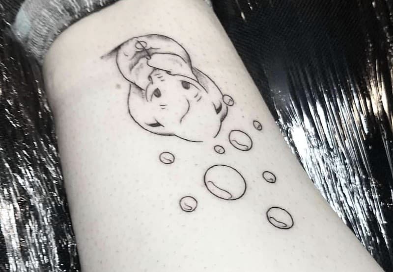 Schattig nijlpaard dat bellen blaast, fineline stijl op de enkel.