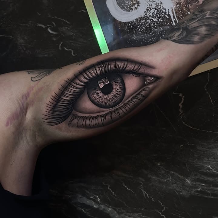 Gedetailleerd realistisch oog op de binnenkant van de bovenarm.