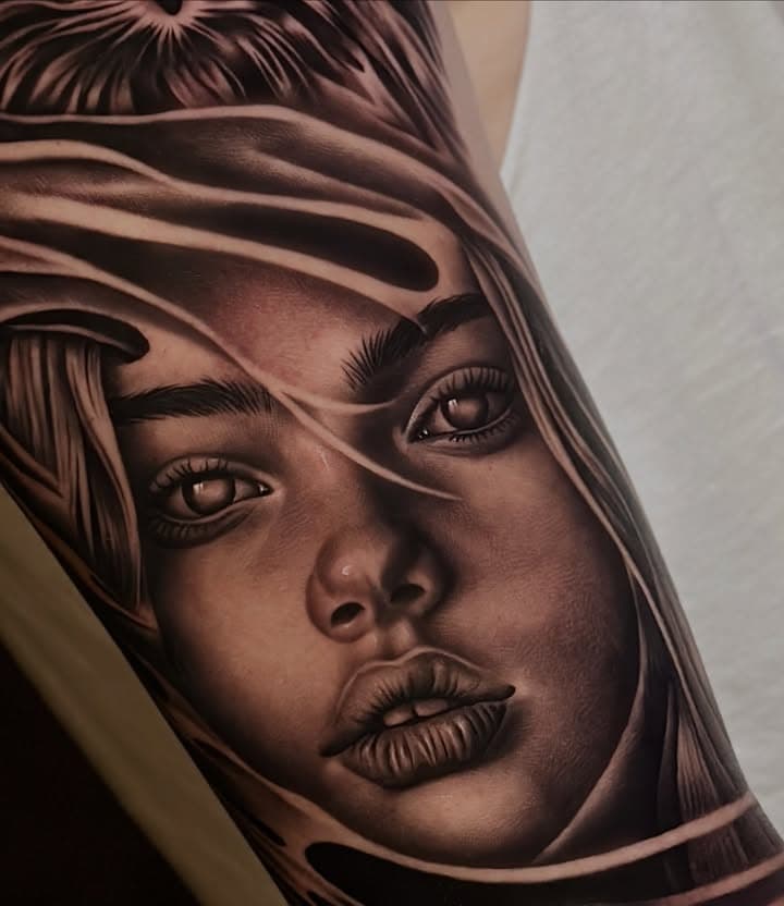 Realistisch portret van een vrouw met vloeiende lijnen op de bovenarm.