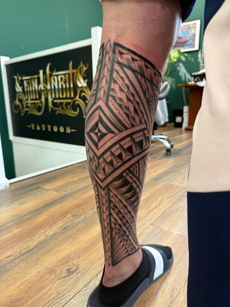 Grote Polynesische tribal tattoo op het onderbeen.