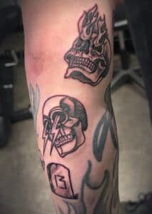 Drie traditional tattoos: vlammende schedel, schedel met bliksem, grafsteen 13.