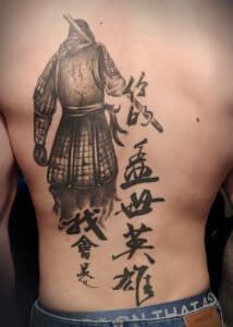 Zwart-grijze samoerai op rug met verticale Chinese karakters.