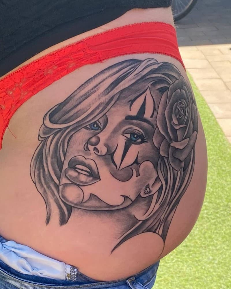 Portret van een vrouw met clownsmake-up en een roos op de heup.