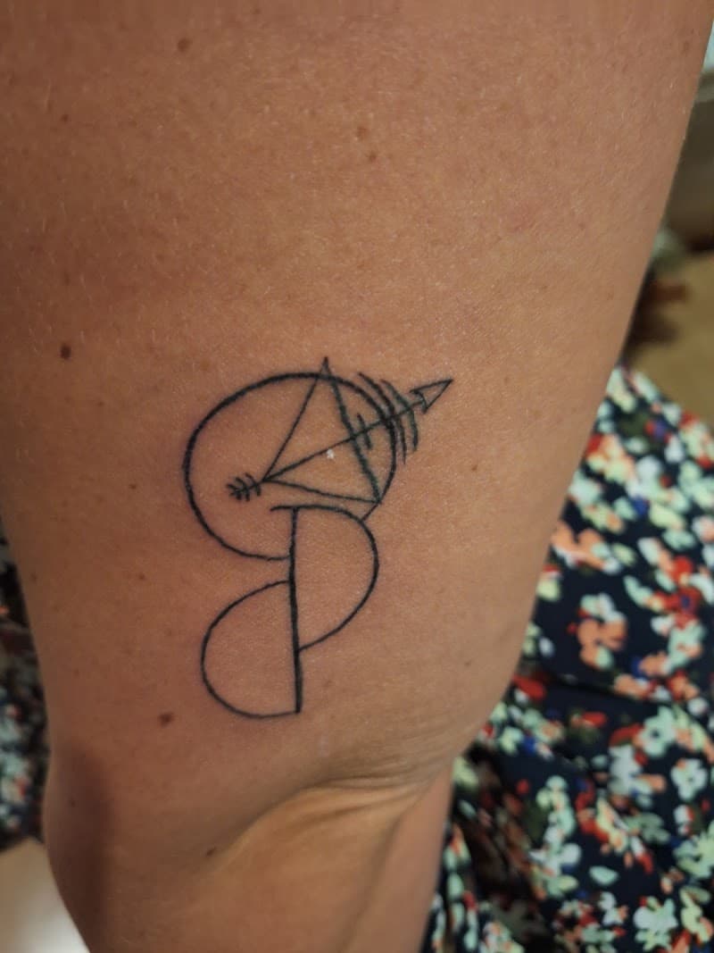 Minimalistische lijnwerk tattoo van een pijl en boog met een 'S' vorm.