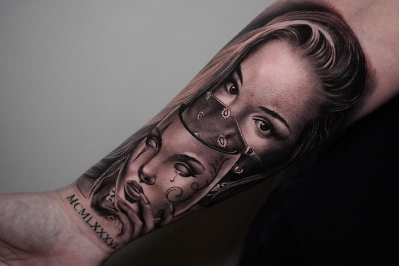 Realistisch portret van vrouw met masker en Romeinse cijfers op onderarm.