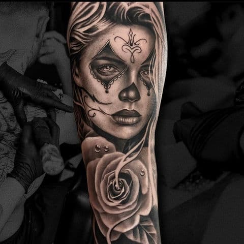 Realistisch Chicano portret van vrouw met roos op onderarm.