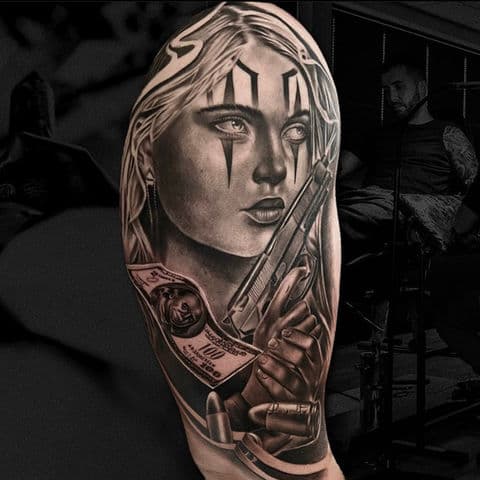 Realistisch portret van vrouw met pistool en geld.