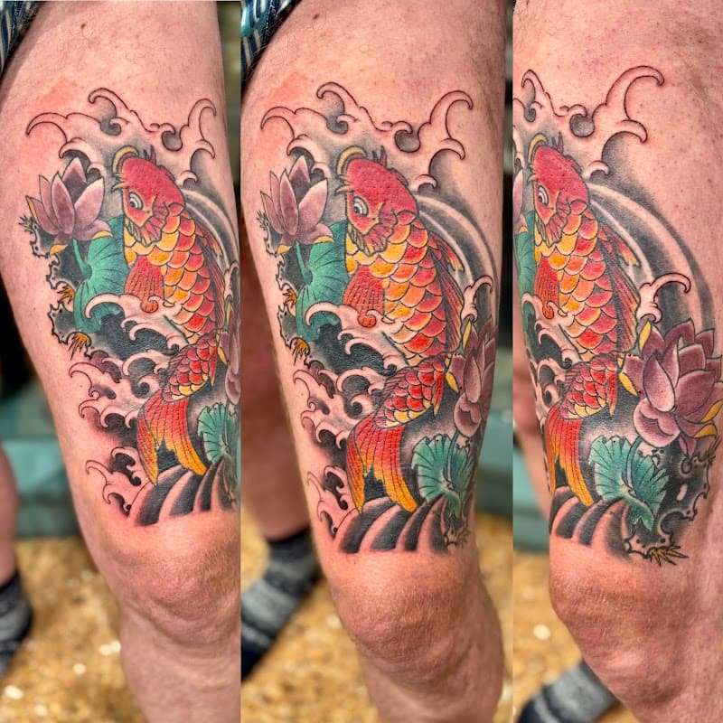 Kleurrijke Japanse koi karper en lotusbloem op bovenbeen.