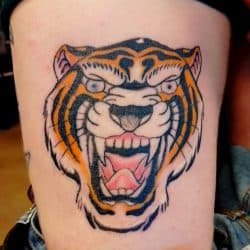 Traditionele tijgerkop tattoo, brullend met open bek.