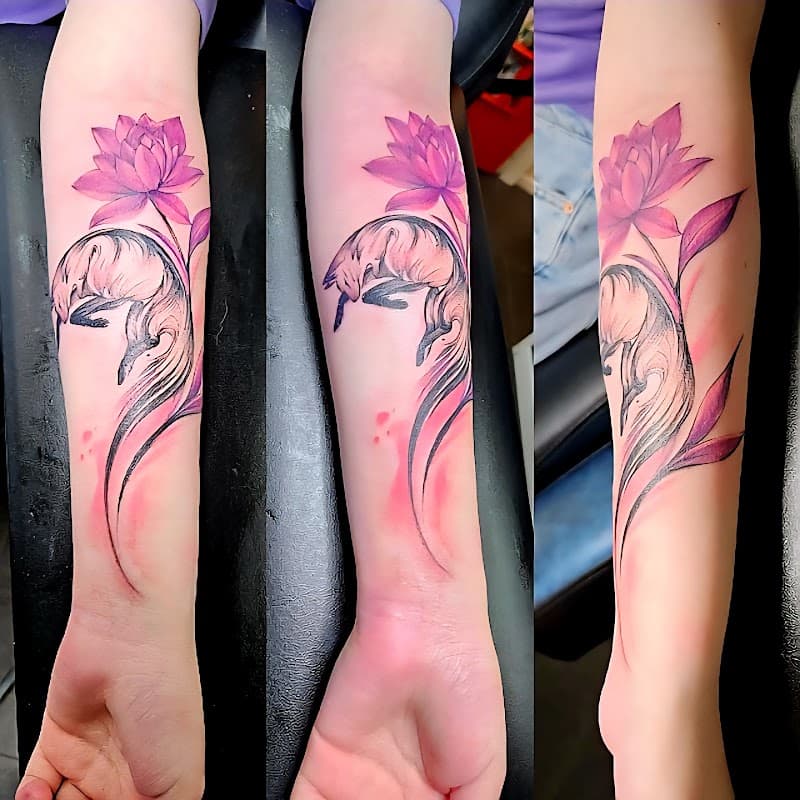 Watercolor vos en roze lotusbloem op onderarm.
