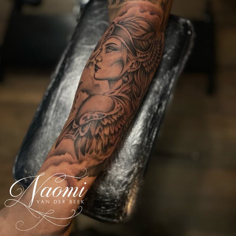 Zwart-wit portret van een Valkyrie of krijgdame met gevleugelde helm op de onderarm.