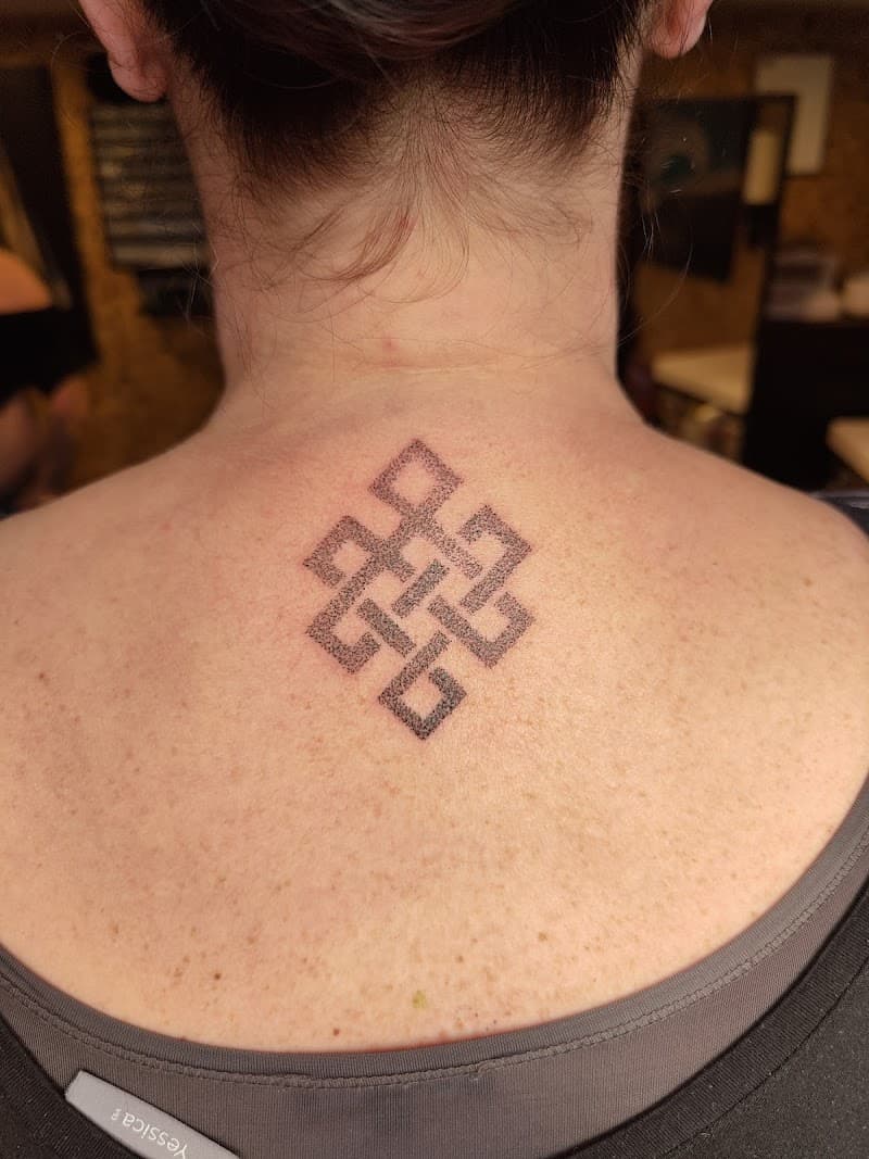 Dotwork eindeloze knoop tattoo op de nek.