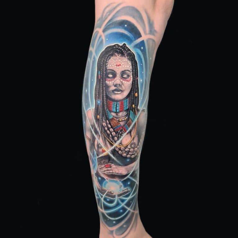 Realistische tattoo van een mystieke vrouw met stammenkenmerken en energie.