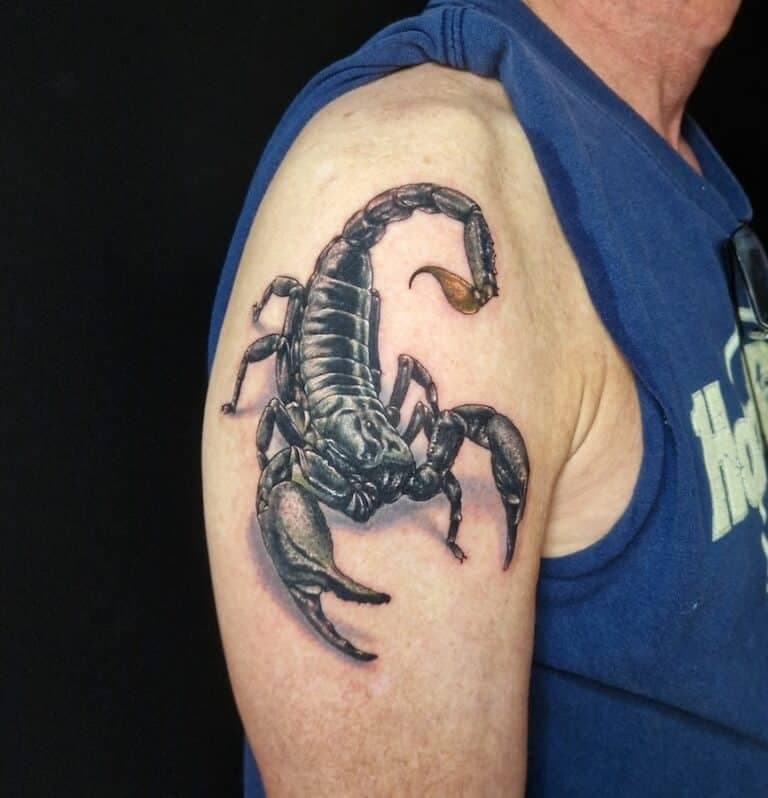 Realistische 3D schorpioen tattoo op de bovenarm.