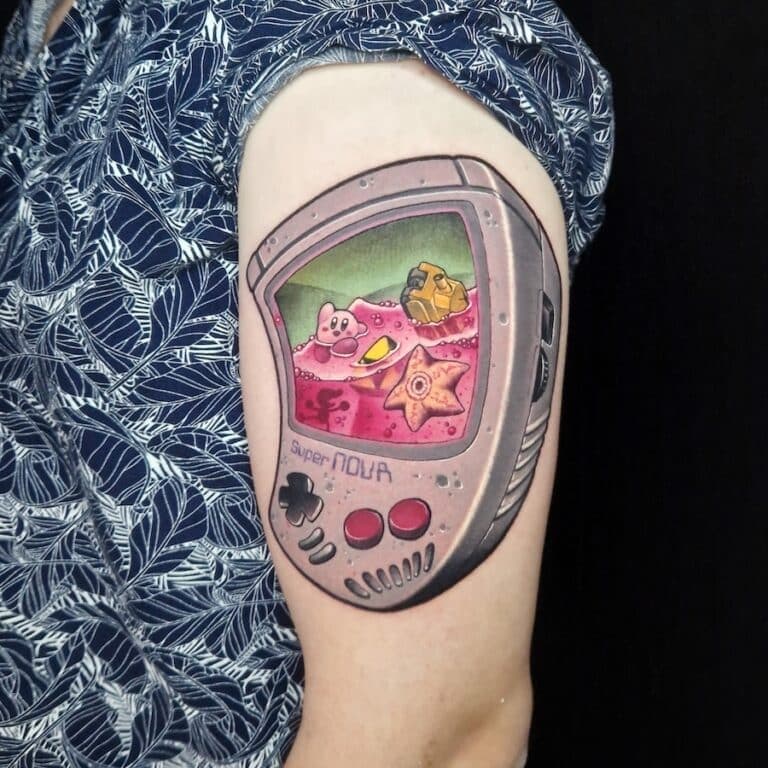 Kleurrijke Game Boy tattoo met Kirby en Starmie in het scherm.