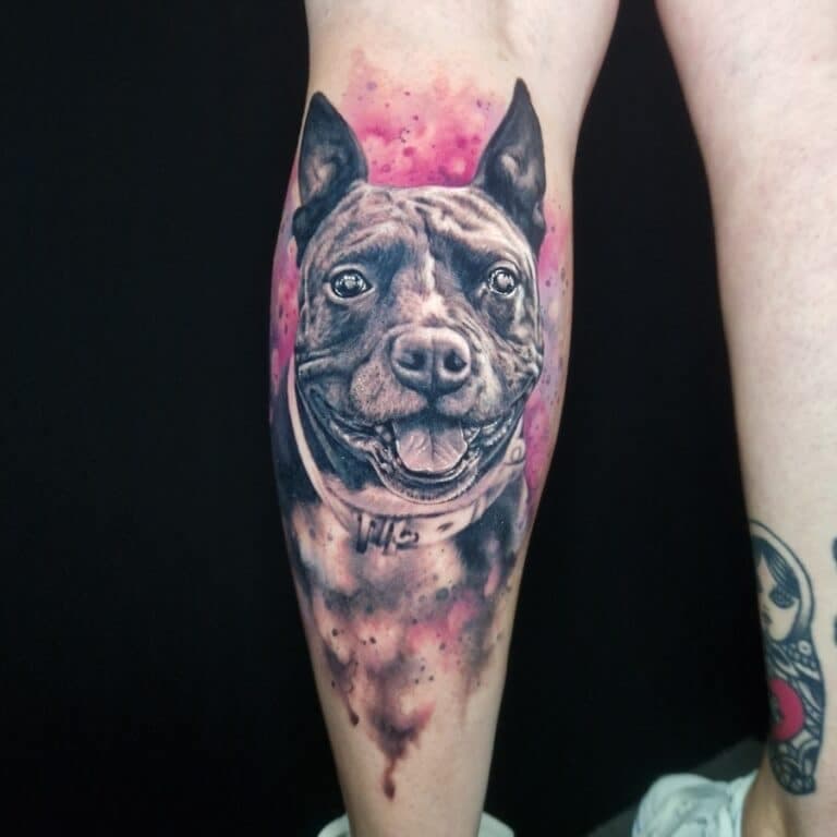 Realistisch hondenportret met aquarel achtergrond op onderbeen.