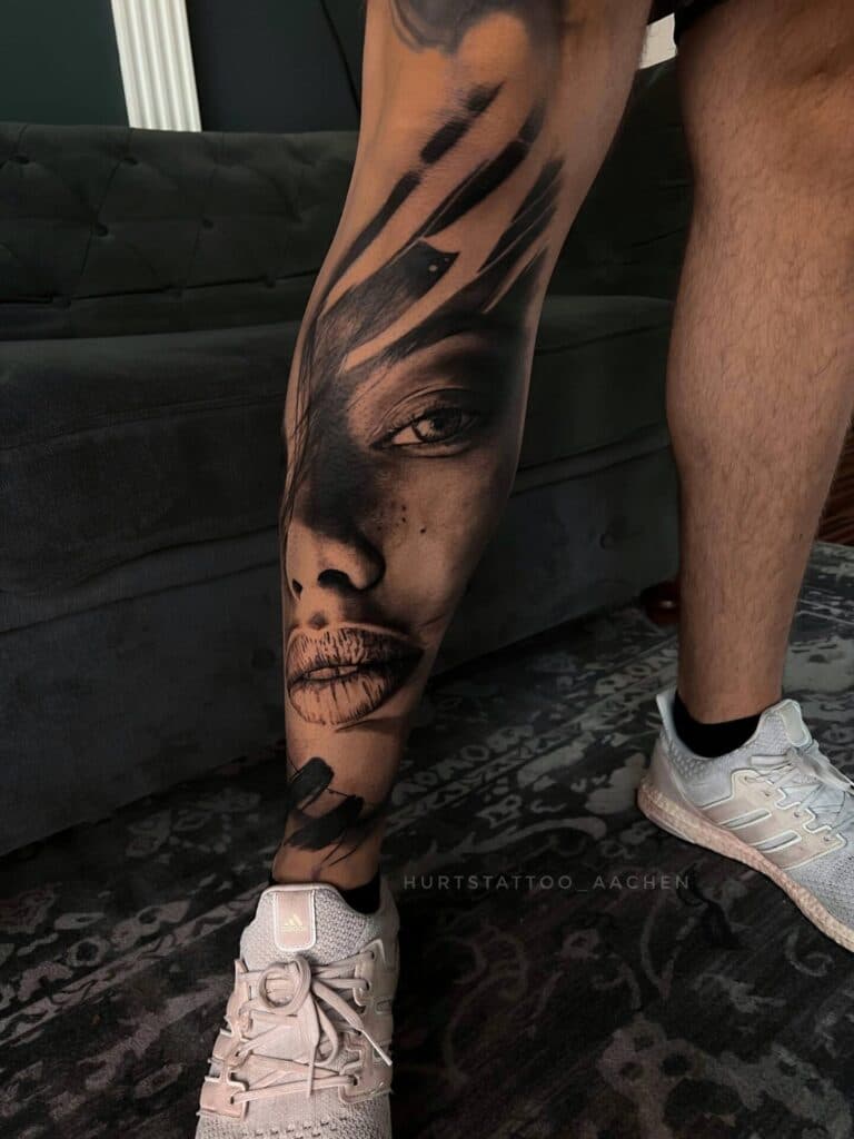 Realistisch portret van een vrouw met penseelstreken op het onderbeen.