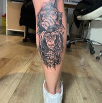 Drie apen (horen, zien, zwijgen) in schetsstijl op kuit.