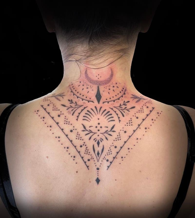 Ornamentele dotwork en lijnwerk tattoo op nek en bovenrug.