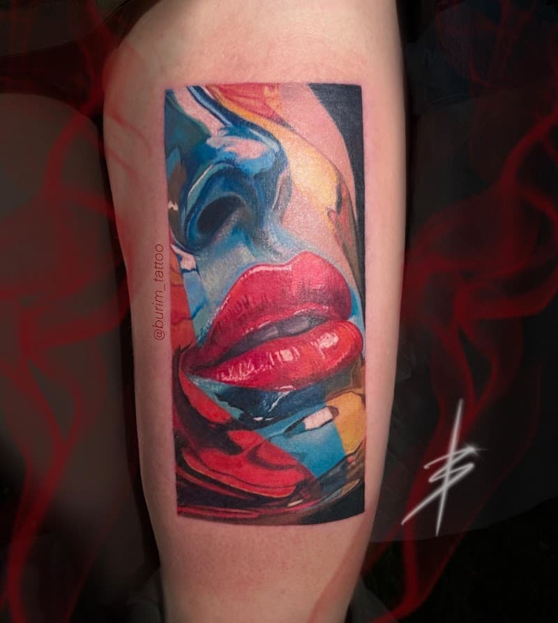 Realistische kleuren tattoo van een vrouwenportret (lippen en neus) in een kader.