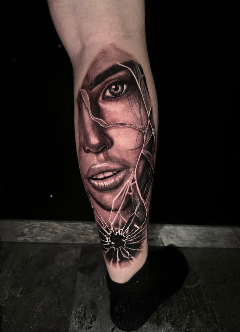 Realistisch portret van een vrouw achter gebroken glas op een onderbeen.