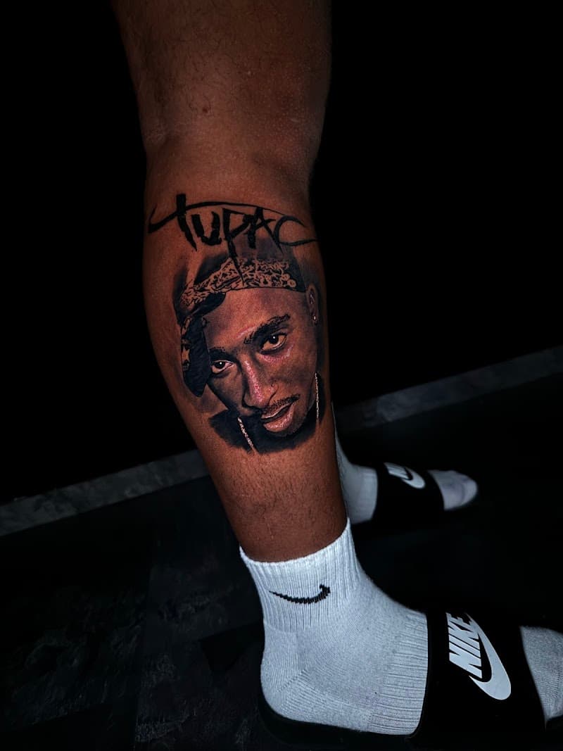 Realistisch portret van Tupac Shakur op het onderbeen.