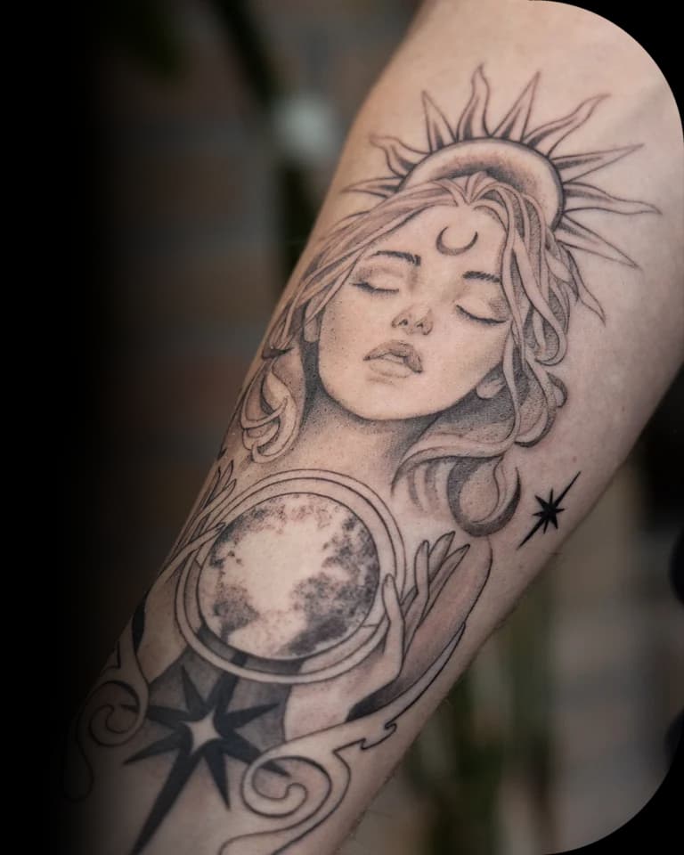 Mystieke vrouw met zonnekroon en maansikkel, houdt een bol met sterren vast.