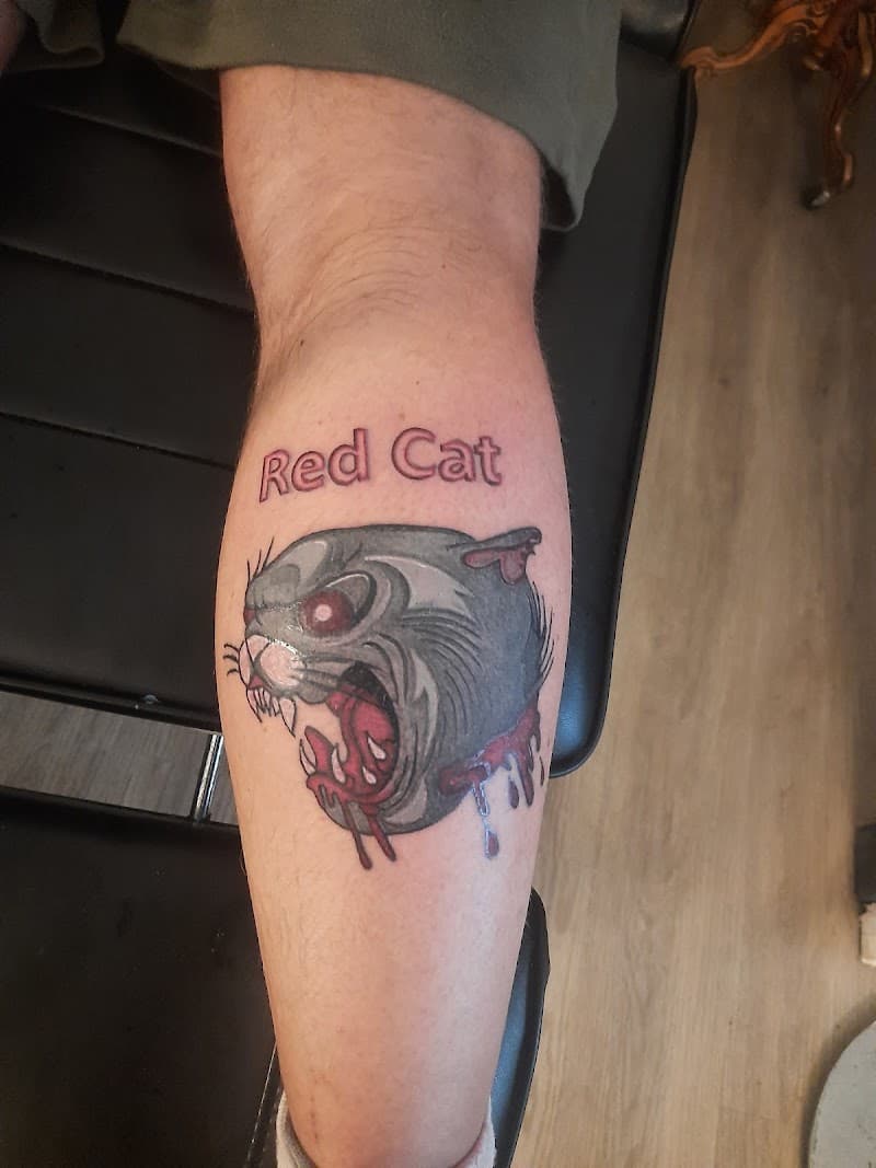 Neo-traditional panterkop met 'Red Cat' tekst op onderbeen.