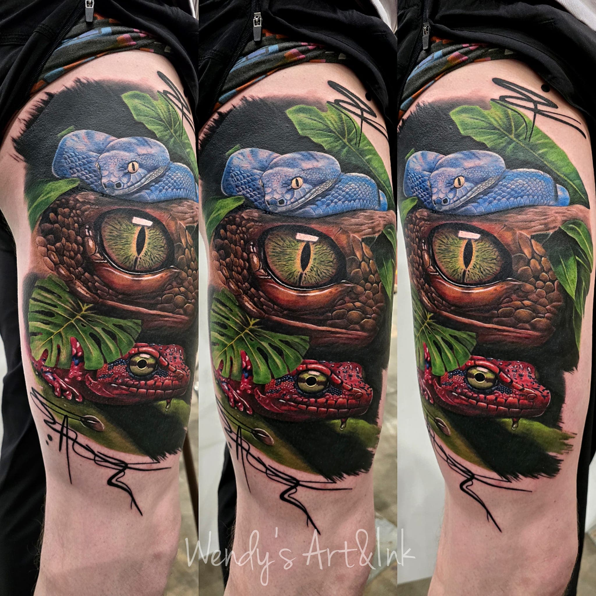 Realistische tattoo van een blauwe slang, rode hagedis en een groot reptielenoog.