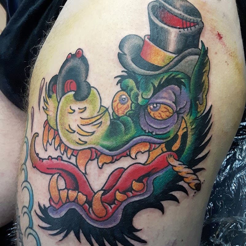 Kleurrijke neo-traditionele wolf met hoge hoed en sigaar op bovenbeen.