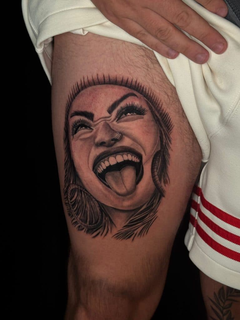 Realistisch portret van een vrouw die haar tong uitsteekt op het bovenbeen.