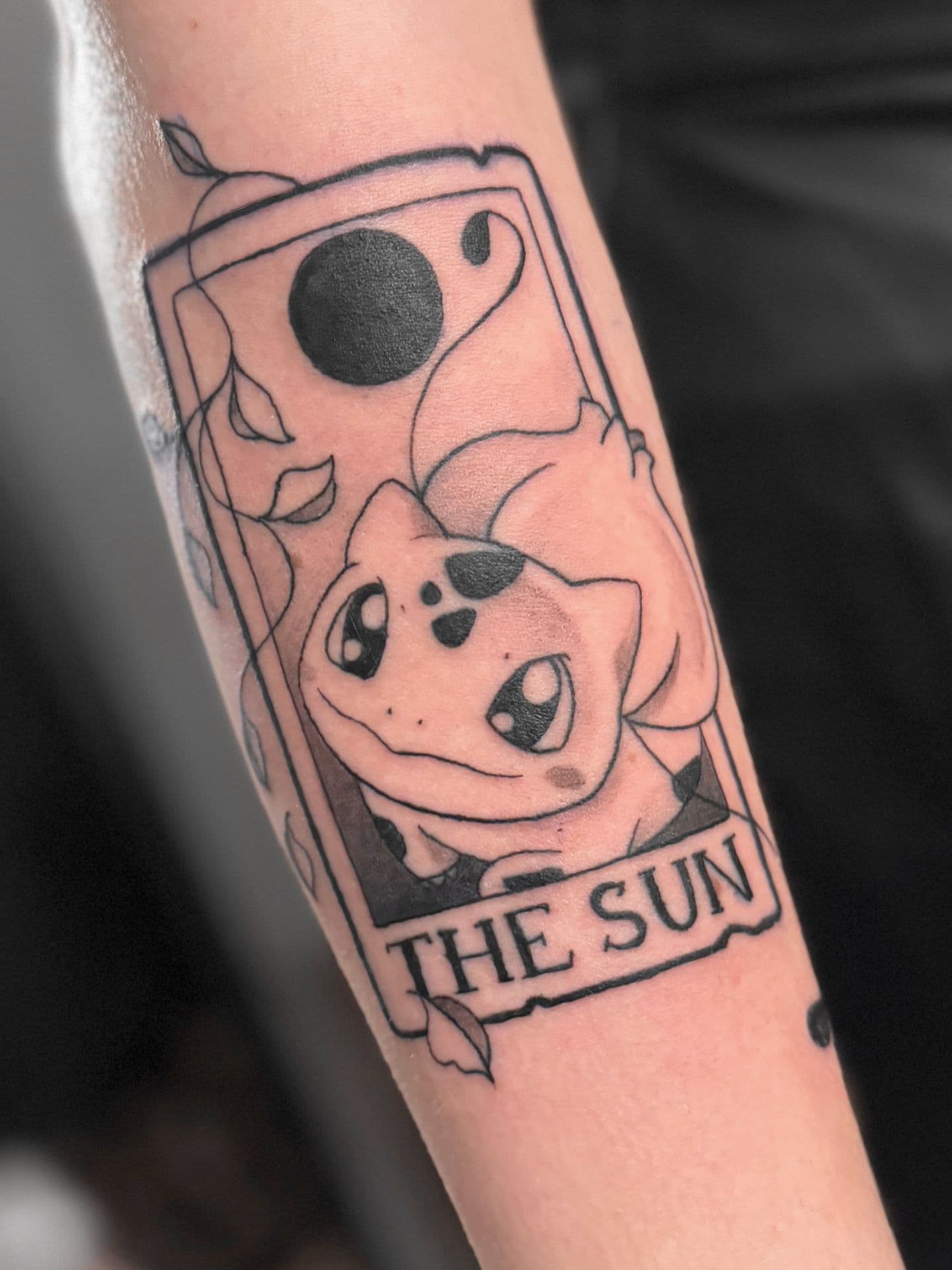 Bulbasaur tarotkaart 'The Sun' tattoo op onderarm.