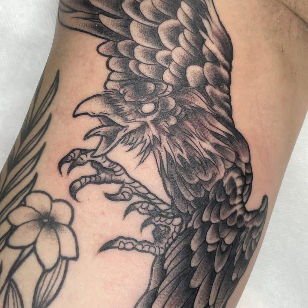 Close-up van een zwart-wit adelaar tattoo in actie.