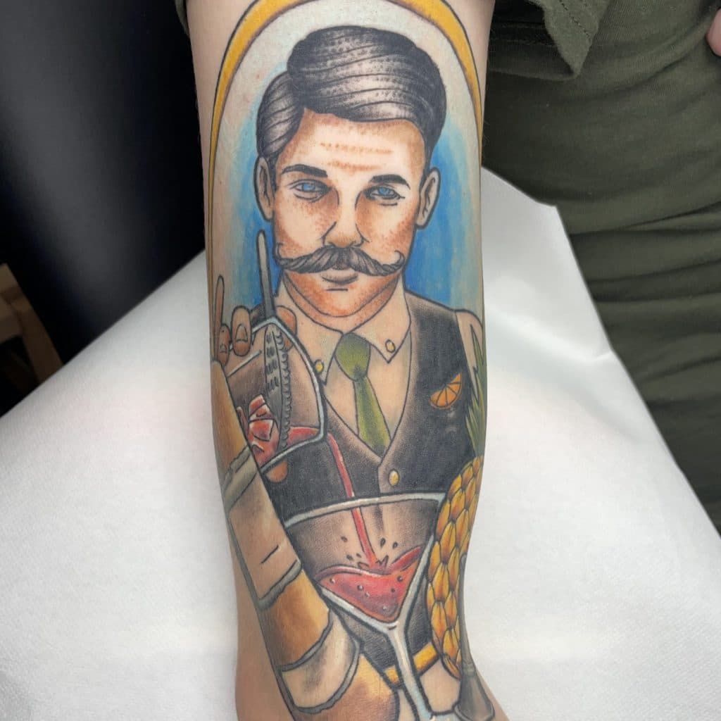 Neo-traditional tattoo van een barman die een cocktail inschenkt.
