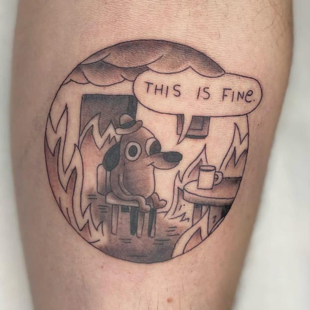 Blackwork tattoo van de 'This is Fine' meme in een cirkel op het been.