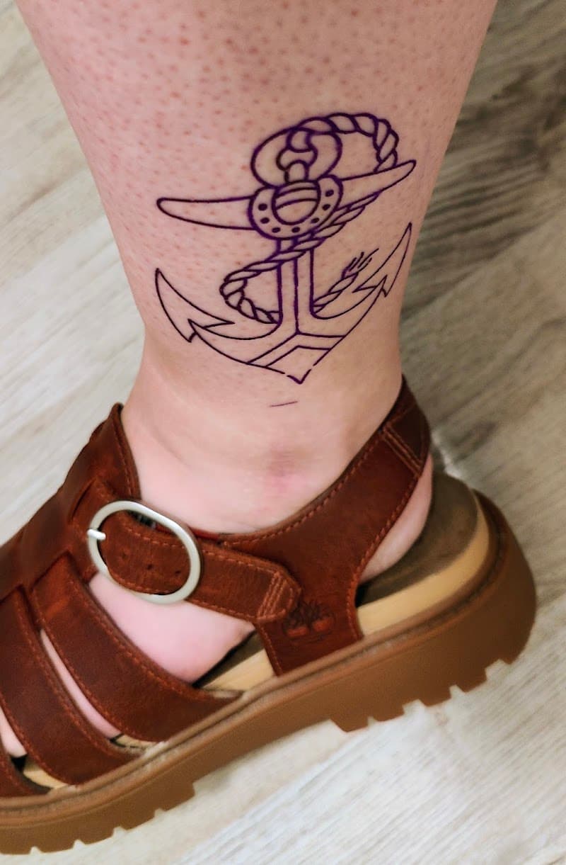 Eenvoudige lijntekening van een anker met touw op de enkel.