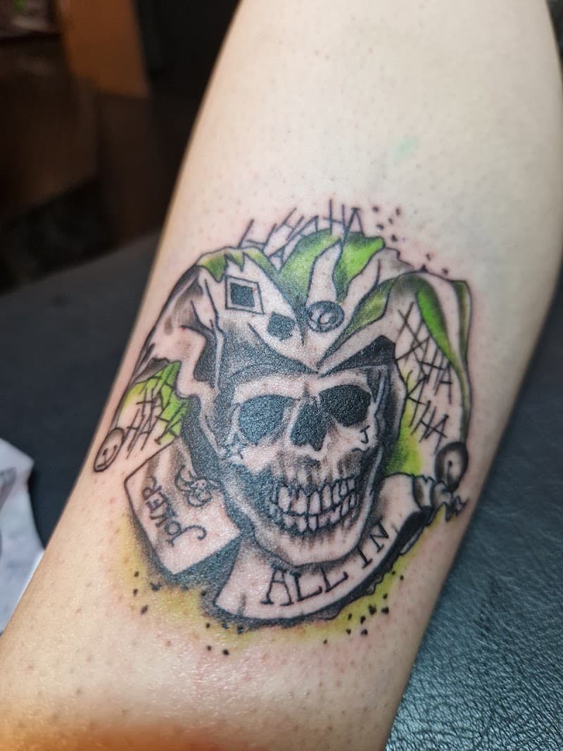 Schedel met narrenkap, speelkaarten en tekst "ALL IN".