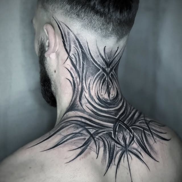 Abstracte blackwork tattoo in nek en op bovenrug.